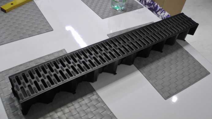 Green wall water container made from a floor drain